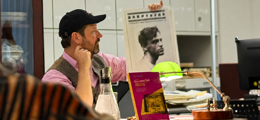 Marc Lippuner zeigt eine Kopie der Titelseite "Der Eigene"