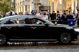 NATO-Generalsekretär Mark Rutte fährt unter Protest an Demonstrierenden vor Münsters Rathaus vorbei.